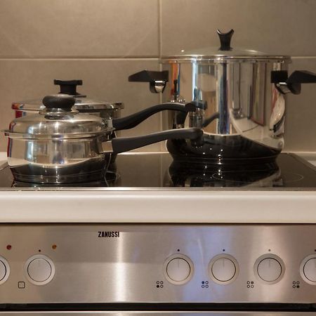 Lovely New Βuild Flat Near Metro - Free Parking アテネ エクステリア 写真